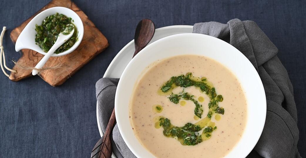 Die Basis für die cremige Suppe sind im Ofen geröstete Blumenkohlröschen, Kartoffeln und Knollensellerie-Stückchen. Die Basis für die cremige Suppe sind im Ofen geröstete Blumenkohlröschen, Kartoffeln und Knollensellerie-Stückchen.