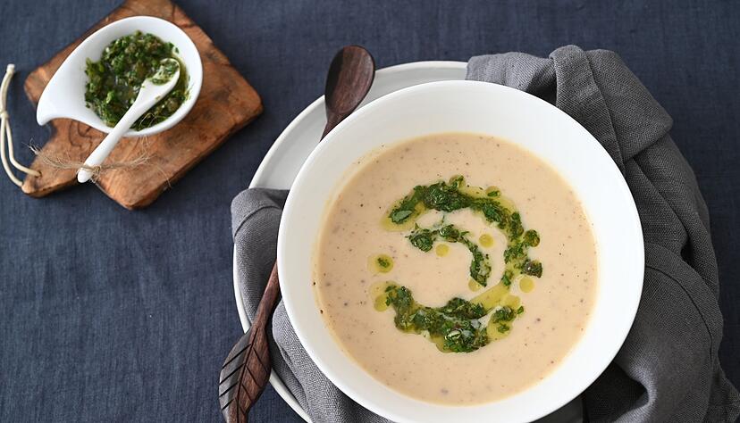 Die Basis für die cremige Suppe sind im Ofen geröstete Blumenkohlröschen, Kartoffeln und Knollensellerie-Stückchen. Die Basis für die cremige Suppe sind im Ofen geröstete Blumenkohlröschen, Kartoffeln und Knollensellerie-Stückchen.