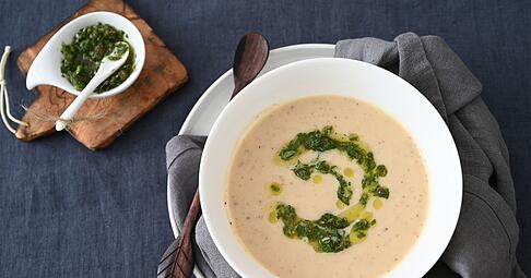 Die Basis für die cremige Suppe sind im Ofen geröstete Blumenkohlröschen, Kartoffeln und Knollensellerie-Stückchen.