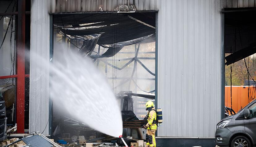 Am Vormittag hatten die Einsatzkräfte den Brand unter Kontrolle. Am Vormittag hatten die Einsatzkräfte den Brand unter Kontrolle.