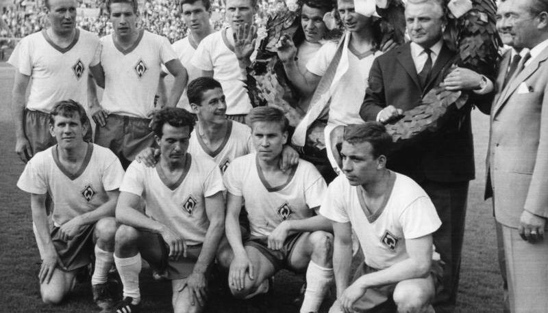 Das Meisterteam von Werder Bremen 1965 mit Gerhard Zebrowski (knieend 1. von links). Das Meisterteam von Werder Bremen 1965 mit Gerhard Zebrowski (knieend 1. von links).