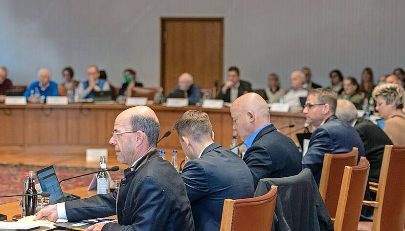 Zumindest bei dieser Gemeinderatssitzung gab die AfD-Fraktion (hintere Reihe mitte/rechts) ein geschlossenes Bild ab. Danach herrschte Unfrieden.
Foto: Archiv/Berger Zumindest bei dieser Gemeinderatssitzung gab die AfD-Fraktion (hintere Reihe mitte/rechts) ein geschlossenes Bild ab. Danach herrschte Unfrieden.
Foto: Archiv/Berger