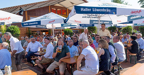 Zahlreiche Schirme spenden auf dem Gelände des Heilbronner Volksfests Schatten für die Besucher.