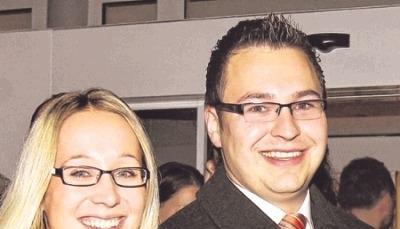 Nico Morast (25) mit Freundin Caroline Becker am Wahlabend.Foto: Andreas Veigel