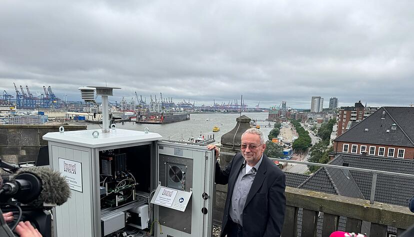 Einer der ersten Pollenmonitore steht in Hamburg, wo ihn Stefan Gilge vom DWD-Zentrum für Medizin-Meteorologische Forschung vorstellte. Einer der ersten Pollenmonitore steht in Hamburg, wo ihn Stefan Gilge vom DWD-Zentrum für Medizin-Meteorologische Forschung vorstellte.