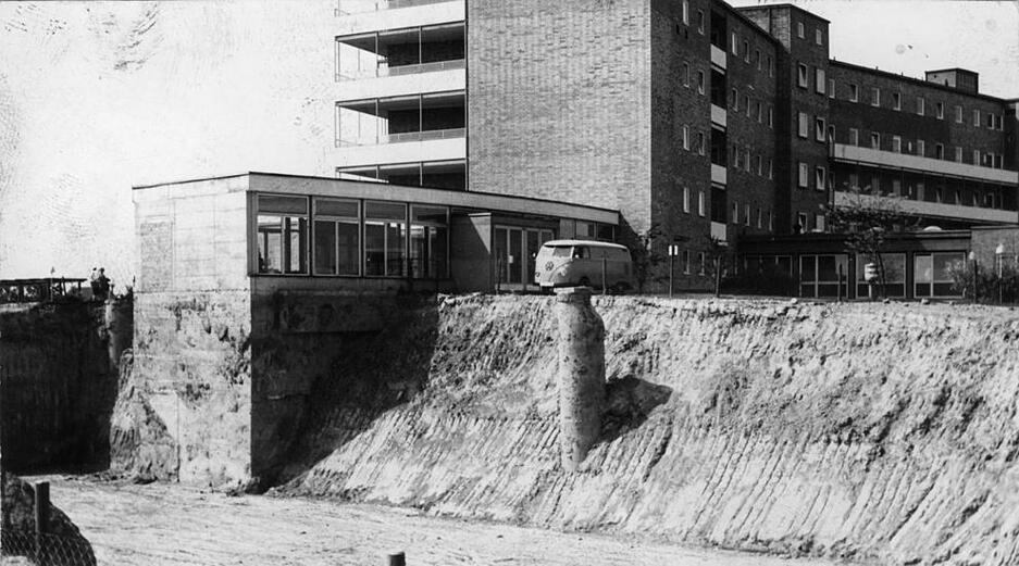 Haarscharf bis an den Rand der Kinderklinik reicht im Mai 1967 die Baugrube für die Frauenklinik. Haarscharf bis an den Rand der Kinderklinik reicht im Mai 1967 die Baugrube für die Frauenklinik.
