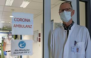 "Einige Patienten, die in die Corona-Ambulanz kamen, mussten sofort in die Intensivstation und beatmet werden": &Auml;rztlicher Direktor Werner Reinosch.
Fotos: Ralf Reichert