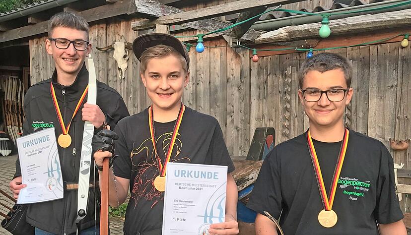 Leo Demuth (von links), Erik Hannemann und Bastian Lienhardt freuen sich über den deutschen Meistertitel im Bowhunter.
Foto: privat