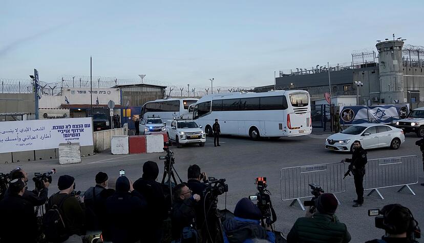 Israel hat die ersten palästinensischen Häftlinge im Austausch gegen israelische Geiseln freigelassen. Israel hat die ersten palästinensischen Häftlinge im Austausch gegen israelische Geiseln freigelassen.