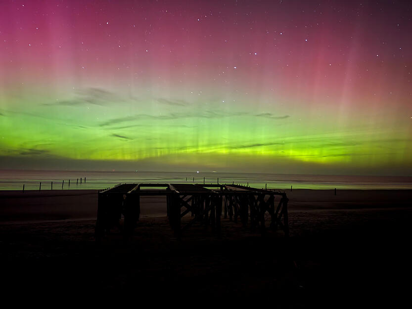 Polarlichter leuchten am Nachthimmel &uuml;ber der Nordsee.