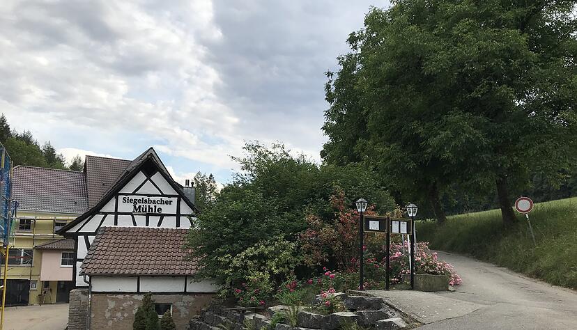 Am Eingang zum F&uuml;nfm&uuml;hlental steht das Restaurant Siegelsbacher M&uuml;hle. Die aktuellen P&auml;chter haben die Anlage erst vor kurzem &uuml;bernommen. Foto: Elfi Hofmann