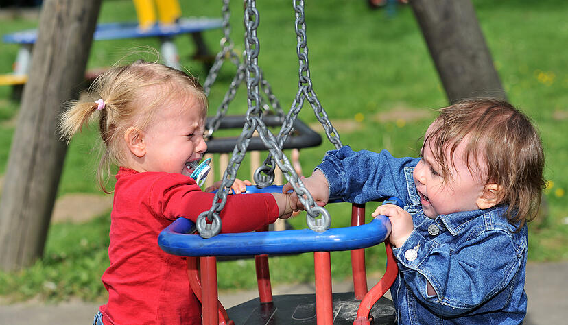 Jetzt will ich! Häufig ist es gar nicht der Gegenstand, der zum Streit führt, sondern das Bedürfnis von Kindern, den gleichen Spaß wie andere zu erleben. Foto: Marcel Paschertz/stock.adobe.com