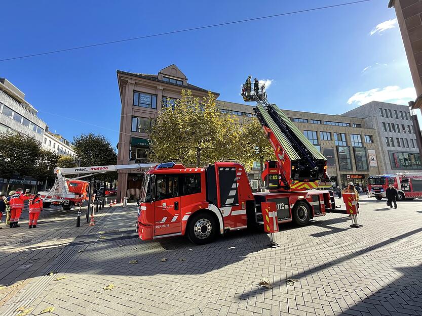 Feuerwehreinsatz am Kiliansplatz nach Hubsteiger-Unfall