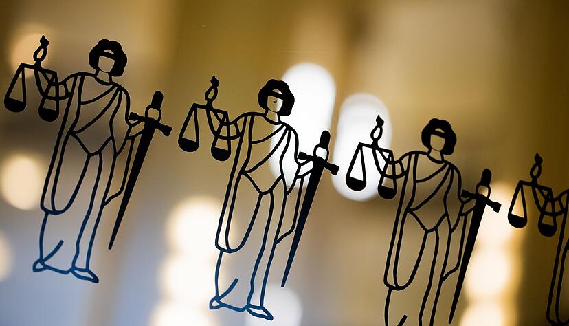 Die Justitia ist an einer Scheibe am Eingang zum Oberlandesgericht zu sehen.