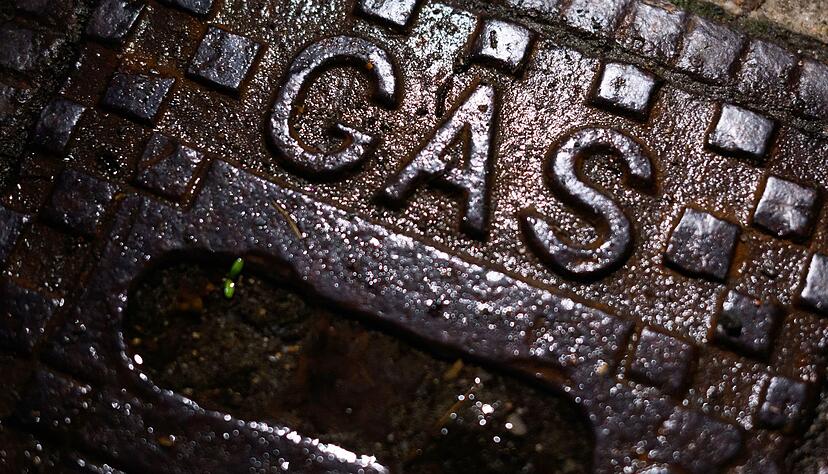 Gasgeruch ernst nehmen: Bei einem Gasleck sofort l&uuml;ften, das Gas abstellen und das Geb&auml;ude verlassen, um dann drau&szlig;en Hilfe zu rufen.