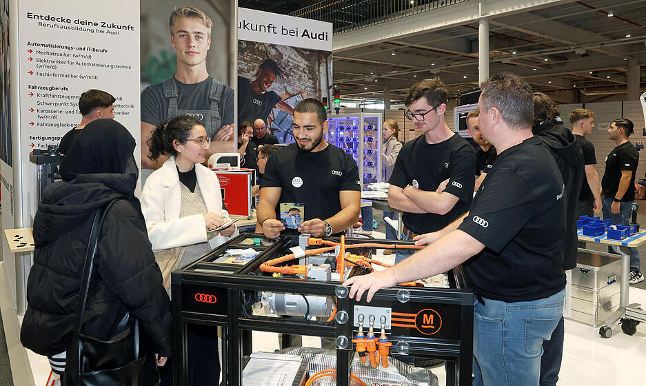 Informationsstände, Vortragszonen und Präsentationswände sind die Anlaufstellen, an denen auf der Heilbronner Berufswelt-Messe zwanglose Gespräche über Ausbildungs- und Studienwege und aktuelle Jobangebote geführt werden.
