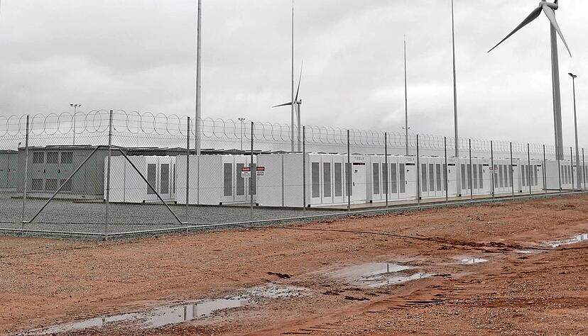 So ähnlich könnte die geplante Anlage in Kupferzell auch aussehen: In der Wüste Australiens hat Tesla vor wenigen Jahren einen 100-Megawatt-Speicher gebaut. Der Kupferzeller Booster wäre mit nun avisierten 250 Megawatt deutlich größer. Der genaue Standort soll nun bald konkreter festgelegt werden.
Foto: Archiv/dpa So ähnlich könnte die geplante Anlage in Kupferzell auch aussehen: In der Wüste Australiens hat Tesla vor wenigen Jahren einen 100-Megawatt-Speicher gebaut. Der Kupferzeller Booster wäre mit nun avisierten 250 Megawatt deutlich größer. Der genaue Standort soll nun bald konkreter festgelegt werden.
Foto: Archiv/dpa