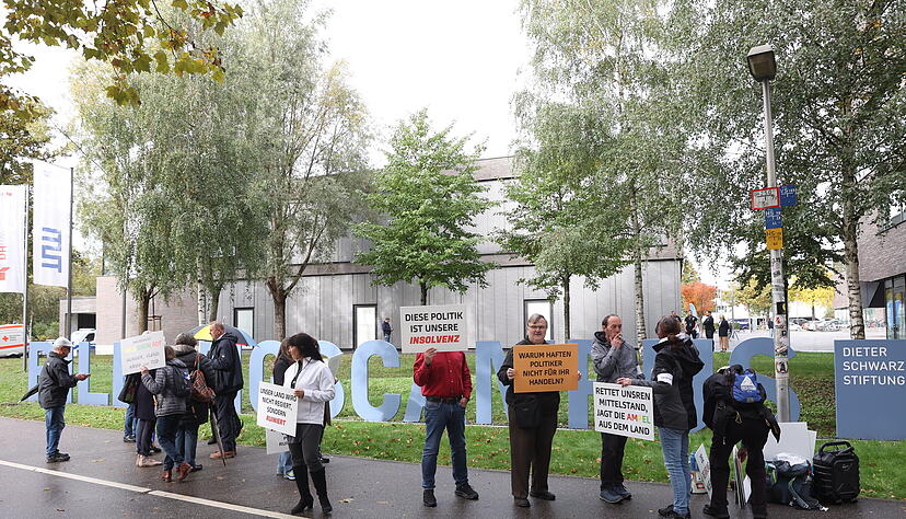 Beim Besuch von Ricarda Lang, Bundesvorsitzende der Grünen, demonstriert ein Dutzend Menschen auf dem Heilbronner Bildungscampus.
