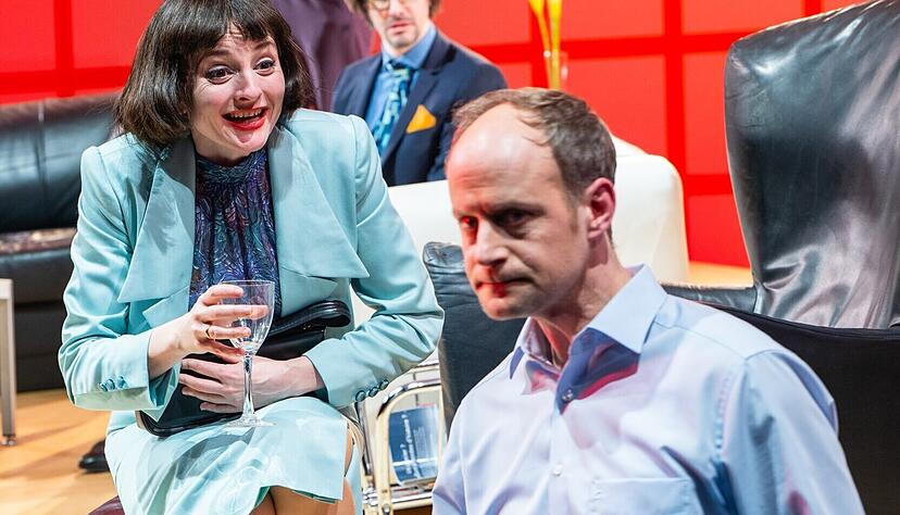 Wenn gepflegte Konversation nicht möglich ist und der Abend aus dem Ruder läuft: Gábor Biedermann, Celina Rongen, Marco Massafra und Therese Dörr (von vorne). Wenn gepflegte Konversation nicht möglich ist und der Abend aus dem Ruder läuft: Gábor Biedermann, Celina Rongen, Marco Massafra und Therese Dörr (von vorne).