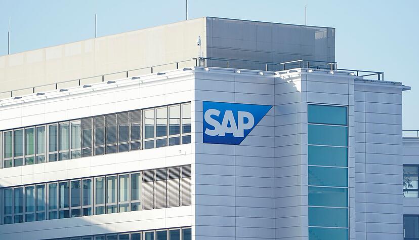 Ein Schild mit der Aufschrift «SAP» hängt an einem Gebäude der Konzernzentrale des Softwareunternehmens SAP.