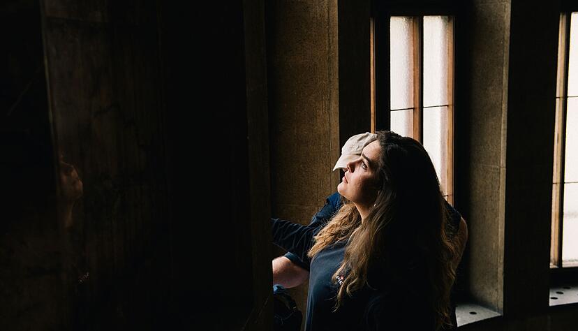 Annabella Bolsenk&ouml;tter ist Objektleiterin mit dem Kerngesch&auml;ft Facility-Management und betreut mit meinem Team verschiedene Verwaltungsgeb&auml;ude in Berlin. Hier begutachtet sie mit einem Mitarbeiter einen Wasserschaden.