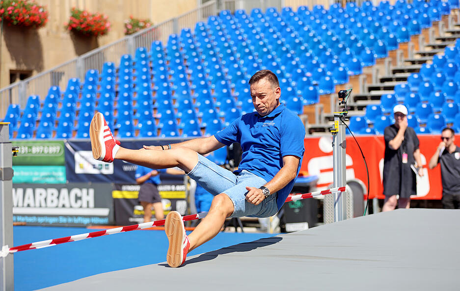 Statt auf dem Eis haben die Profis der Heilbronner Falken am Sonntagmittag auf dem Marktplatz eine ganz spezielle Trainingseinheit absolviert.