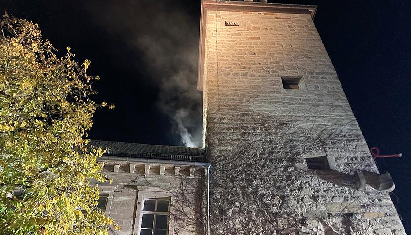 Schreckmoment: Rauch quillt direkt neben Eppingens Wahrzeichen, dem Pfeifferturm, aus dem Dach. Es stellt sich heraus, dass der Qualm aus dem Schornstein der Kaffeerösterei stammt. Schreckmoment: Rauch quillt direkt neben Eppingens Wahrzeichen, dem Pfeifferturm, aus dem Dach. Es stellt sich heraus, dass der Qualm aus dem Schornstein der Kaffeerösterei stammt.