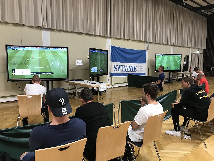 In der Gemeindehalle Frankenbach findet am Wochenende die erste Fifa19-Stadtmeisterschaft statt. Foto: Tobias Wieland