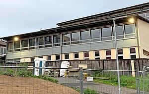 Der A-Bau (links) wird Stand heute im Sommer 2026 abgerissen. Der B-Bau (rechts) wird beim Brandschutz auf den aktuellen Stand gebracht. Der A-Bau (links) wird Stand heute im Sommer 2026 abgerissen. Der B-Bau (rechts) wird beim Brandschutz auf den aktuellen Stand gebracht.