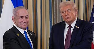 Israels Ministerpräsident Benjamin Netanjahu (links) schüttelt US-Präsident Donald Trump nach einer Pressekonferenz im Weißen Haus die Hand.
