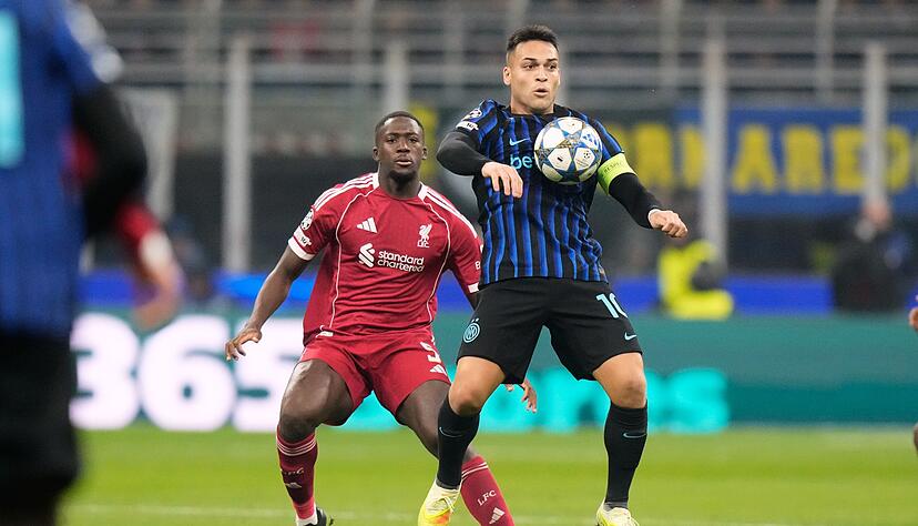 Inters Lautaro Martinez im Zweikampf mit Liverpools Ibrahima Konate