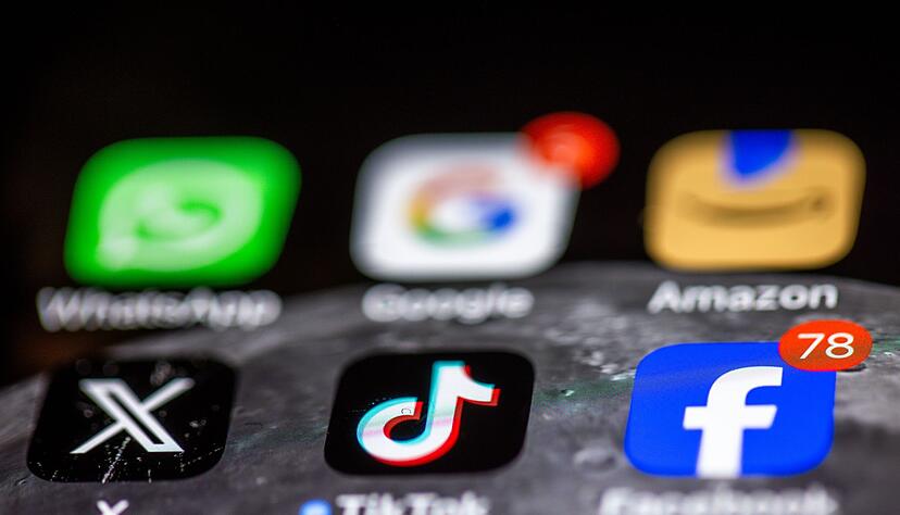 Social Media sind die dominante Freizeitbeschäftigung vieler Kinder und Jugendlicher, doch laut Ifo-Umfrage sind TikTok und Co. einer großen Mehrheit in Deutschland suspekt. (Symbolbild)