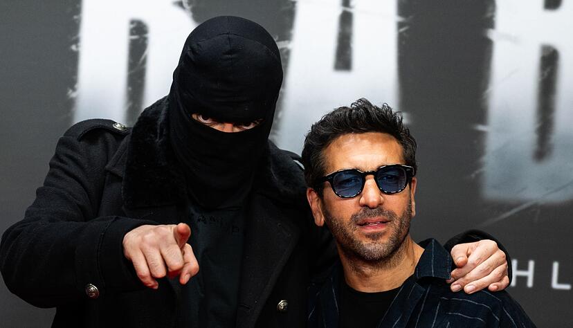 Der Rapper Haftbefehl (links) ist ein Fan großer Posen - hier bei der einer Vorführung zu seiner Dokumentation gemeinsam mit Elyas M'Barek. (Archivfoto) Der Rapper Haftbefehl (links) ist ein Fan großer Posen - hier bei der einer Vorführung zu seiner Dokumentation gemeinsam mit Elyas M'Barek. (Archivfoto)