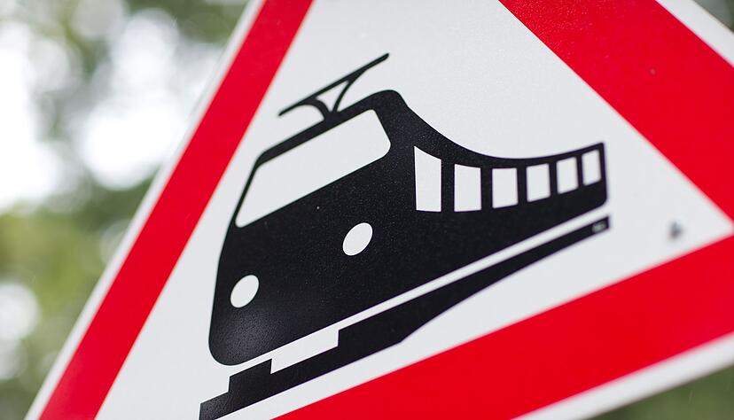 Ein Lastwagen ist an einem Bahnübergang stecken geblieben. Der Fahrer durchfuhr daraufhin die Schranke. (Symbolbild) Ein Lastwagen ist an einem Bahnübergang stecken geblieben. Der Fahrer durchfuhr daraufhin die Schranke. (Symbolbild)