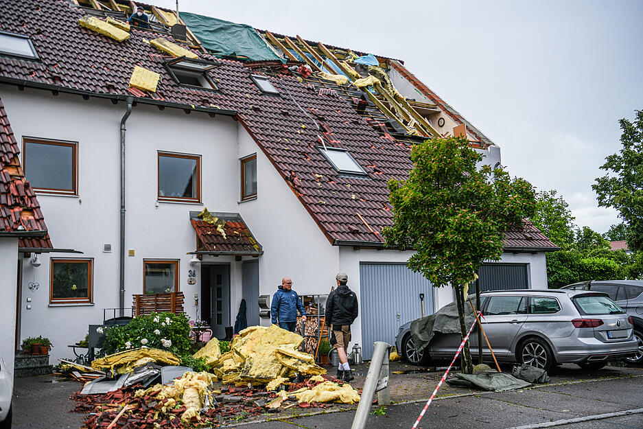 Bei dem Unwetter wurde das Dach eines Hauses in Ulm beschädigt. Menschen sind dabei nicht verletzt worden. Bei dem Unwetter wurde das Dach eines Hauses in Ulm beschädigt. Menschen sind dabei nicht verletzt worden.