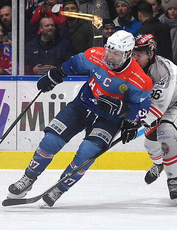 Es war der Kapit&auml;n, der bei den Falken voranging: Freddy Cabana (links) hatte ma&szlig;geblichen Anteil am Ausw&auml;rtssieg der Heilbronner in Bayreuth.