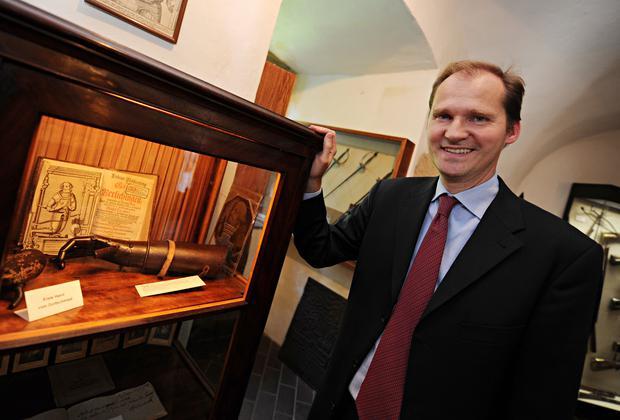 Baron G&ouml;tz von Berlichingen steht in der G&ouml;tzenburg in Jagsthausen vor einer Vitrine in der die ber&uuml;hmte Eisenhand seines Urahnen G&ouml;tz Berlichingen, dem Ritter mit der eisernen Hand, ausgestellt wird.