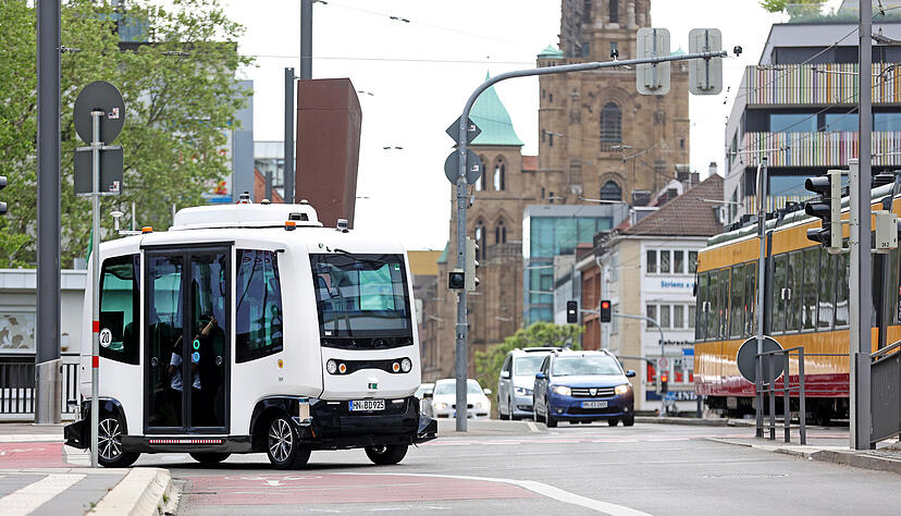 Probefahrt autonomes Bus-Shuttle auf der Bahnhofstraße Heilbronn Probefahrt autonomes Bus-Shuttle auf der Bahnhofstraße Heilbronn