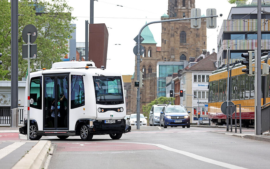 Probefahrt autonomes Bus-Shuttle auf der Bahnhofstraße Heilbronn Probefahrt autonomes Bus-Shuttle auf der Bahnhofstraße Heilbronn