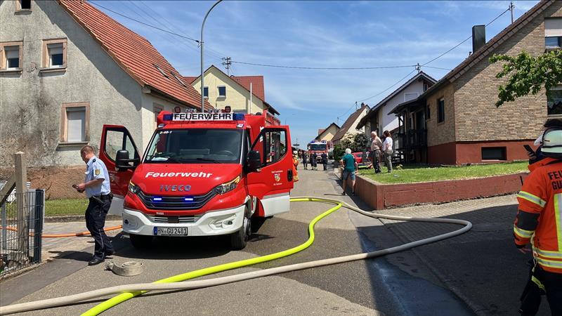 Auf Nachfrage teilt ein Polizeisprecher mit, dass sich offenbar keine Personen in dem Gebäude aufgehalten haben.
