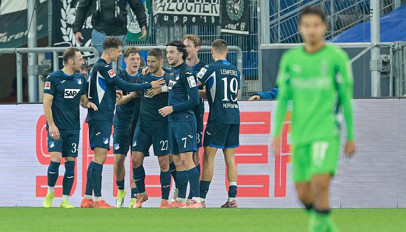 Andrej Kramaric (M) wird von seinen Teamkollegen beglückwünscht. Andrej Kramaric (M) wird von seinen Teamkollegen beglückwünscht.