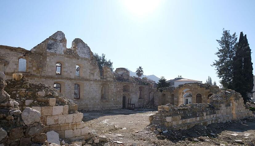 Nur einige Mauern der Kirche hielten dem verheerenden Beben stand
