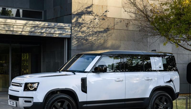 Klassischer Klotz? Der Vorgänger des neuen Defender reifte zur Legende. Die Nachfolgegeneration gibt sich seit 2020 moderner und ist jetzt auch als Plug-in-Hybrid zu haben.