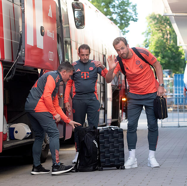 Ankunft der Stars des FC Bayern München in Neckarsulm: Harry Kane winkt in die Menge. Ankunft der Stars des FC Bayern München in Neckarsulm: Harry Kane winkt in die Menge.