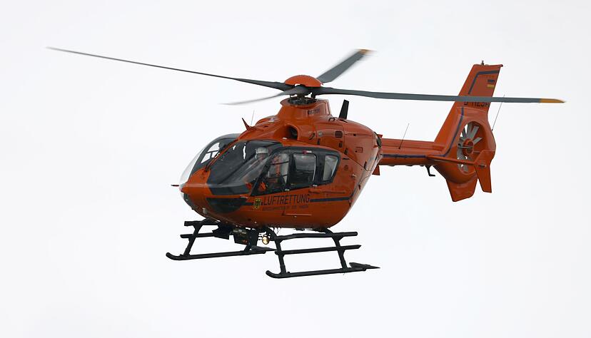 Mit einem Hubschrauber wird der Schwerverletzte ins Krankenhaus geflogen. (Symbolbild)