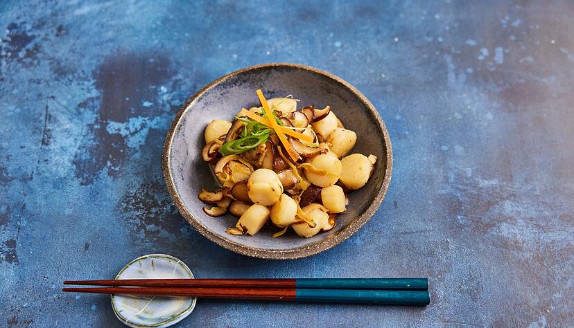 Jakobsmuscheln und Shiitake-Pilze vereinen sich zu einem feinen und aromatischen Gericht.