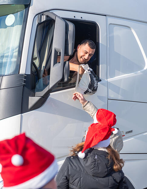 Helfer bringen weihnachtliche Stimmung an Rastst&auml;tten und Parkpl&auml;tze.