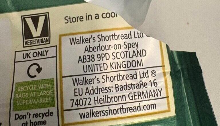 Die Adresse auf einem Keks der Firma Walker's f&uuml;hrt nach Heilbronn. Ausgegeben wird die S&uuml;&szlig;igkeit an Bord bei British Airways.