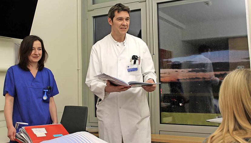 Wolfgang Heyl im Gespräch mit einer Patientin. Seit 2002 leitet er die Geburtshilfe-Angebote unter dem Dach der Regionalen Kliniken Holding Ludwigsburg.Fotos: Valerie Blass, dpa