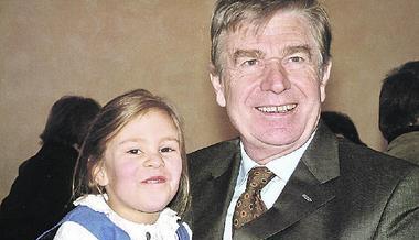 Trotz großer Politik und Weltreisen Familienmensch geblieben: Ulrich Heinrich mit Enkelin Luciana beim Neujahrsempfang 2004. (Foto: privat) Trotz großer Politik und Weltreisen Familienmensch geblieben: Ulrich Heinrich mit Enkelin Luciana beim Neujahrsempfang 2004. (Foto: privat)